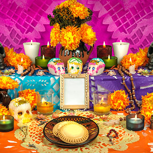 En los altares hay pan, velas y el retrato de los difuntos.
